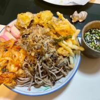 山形の板そば用の太いそばを大和芋と紅生姜のかき揚げ、茄子天、野菜かき揚げで。
蕎麦には鯖節をかけて！
#山形の蕎麦
#太いそば
#歯応えある蕎麦
#天ぷら蕎麦
#お家で揚げる天ぷら
